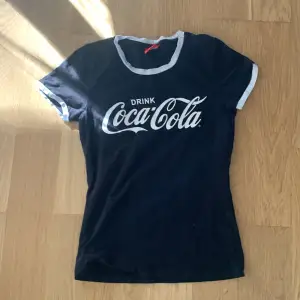 Detta är en svart coca cola tröja (Orginal), vit i kanterna
