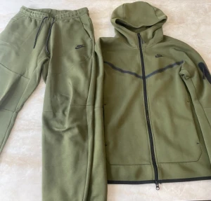 Nike Tech Fleece - En perfekt tracksuit till dig som gillar att vara både snygg och enkel. Byxorna är storlek S och Koftan storlek XS. Nytt pris 2100 säljer för 750