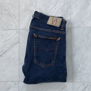 Nudie Jeans ’Tight Terry’ - Säljer nu dessa feta Nudie Jeans i den eftertraktade modellen ’Tight Terry’ som har en slim-fit passform. Jeansen är i bra skick utan några slags defekter - Nypris: 1800 kr - Storlek: 30/34 - Hör av er vid minsta fråga eller fundering :)