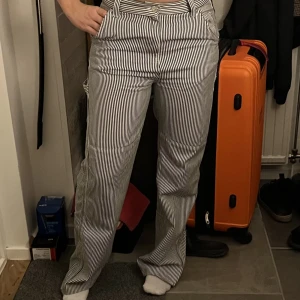 Randiga cargo byxor - Supersnygga randiga cargobyxor frpn mango! Säljer då jag onte får användning för de, har även sytt ipp dom så de passar bra på nån som är 165-160 ish❤️man kan ha de hög och lågmidjat, stora för att vara 34