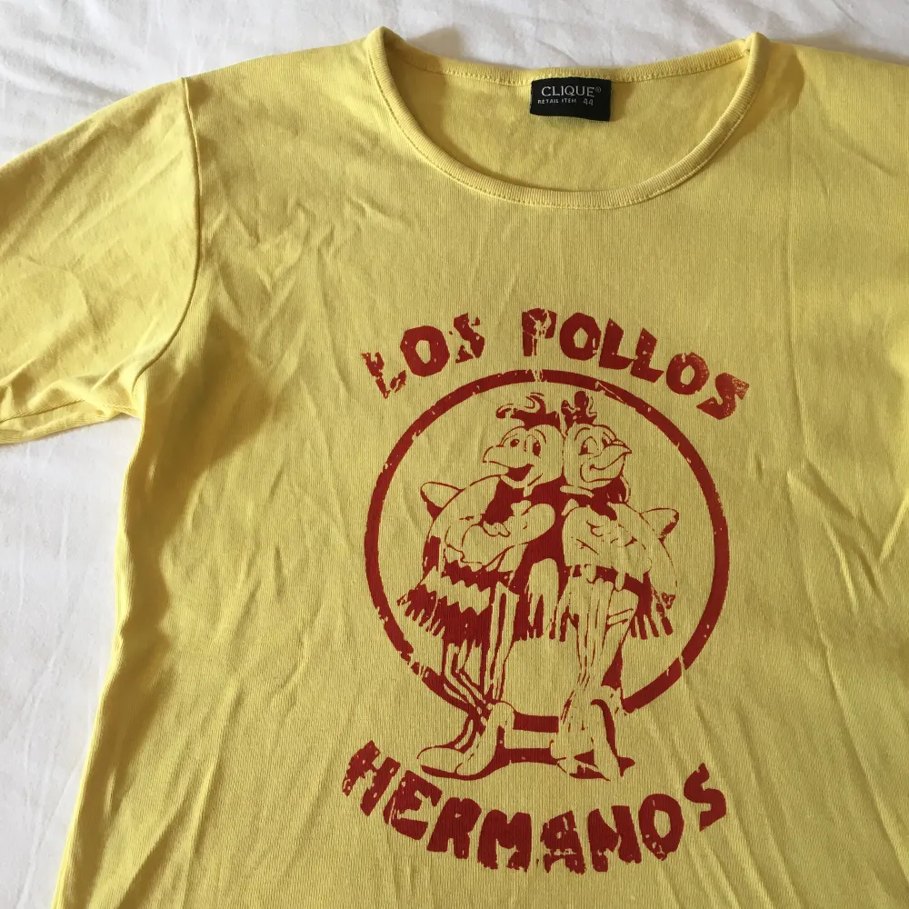 Unik T-shirt med handgjort ”Los Pollos Hermanos” tryck på!! 100% bomull (Trycket håller i tvätten, tvätta ut och in) passar S/M. T-shirts.