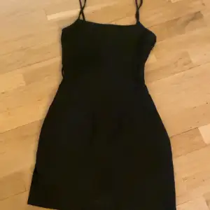 Fin klänning från H&M i nyskick! Den har dragkedja på sidan 