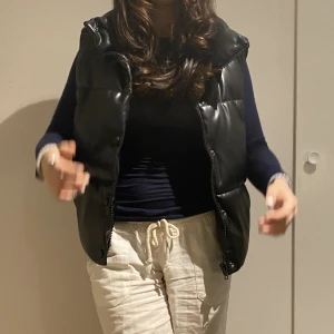 Zara väst  - Säljer dena fina väst från zara i strl S. Den är i bra skick. Frakt ingår ej 