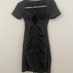 Klänning  - Använd fåtal gånger men inga fel på den