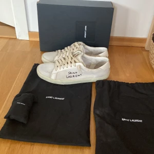 Saint Laurent skor - Säljer dessa sjukt snygga saint Laurent skor. Fint skick. Allt og finns med! Skriv för frågor eller fler bilder.