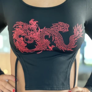 Svart topp - Svart topp som man kan knyta på sidan. Storlek XS 