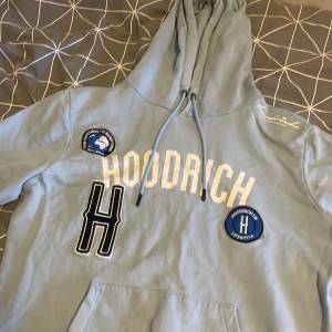 Ljusblå hoodrich  - Jag säljer nu min hoodrich då den är för liten för mig. Väldigt fin och använd få gånger. Skriv vid intresse