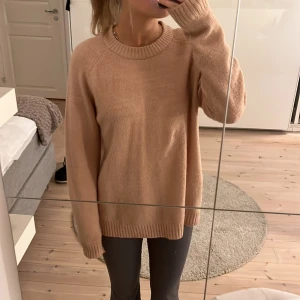 Stickad tröja  - Säljer denna superfina stickade tröjan! Den är lite ”gammelrosa” i färgen 