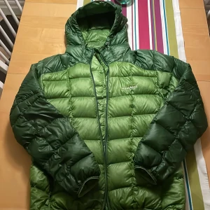 Montbell jacka - Montbell dunjacka i mycket bra skick. Har använts några få gånger och har inga skador. Priset kan diskuteras. Svår att få tag på i Sverige! 