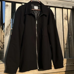Jacka/overshirt - Svart jacka/overshirt från märket Sams. 