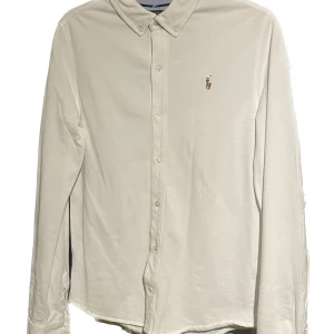 Polo Ralph Lauren Skjorta - Skjorta från Polo Ralph Lauren | Storlek: S | Skicket på skjortan är väldigt bra och har inga defekter - Mitt pris är: 349 - Nypris: 1295kr