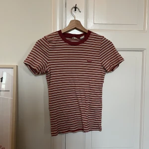 Levi’s baby tee  - Fin baby t-shirt. Croppad