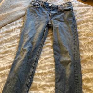 Säljer dessa fina mid waist jeans från zara💛💛