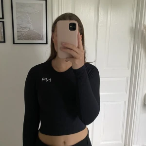 Träningströja - Svart ribbad träningströja. Använd fåtal gånger och är i bra skick🫶🏼