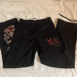 Ed hardy byxor köpta på Urban outfitters för ca 1 år sen och endast använda en gång. Byxorna är köpta för 850 kr i butik 💘 går även att justera vid fötterna då det finns band att knyta mm Går att ändra pris vill bara bli av med de. 