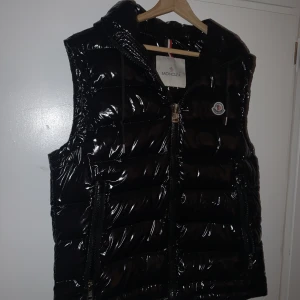 Moncler Väst - Fick i present för ca 1 år sedan och knappt använt, ser ut som ny, priset kan diskuteras vid snabbt köp👍