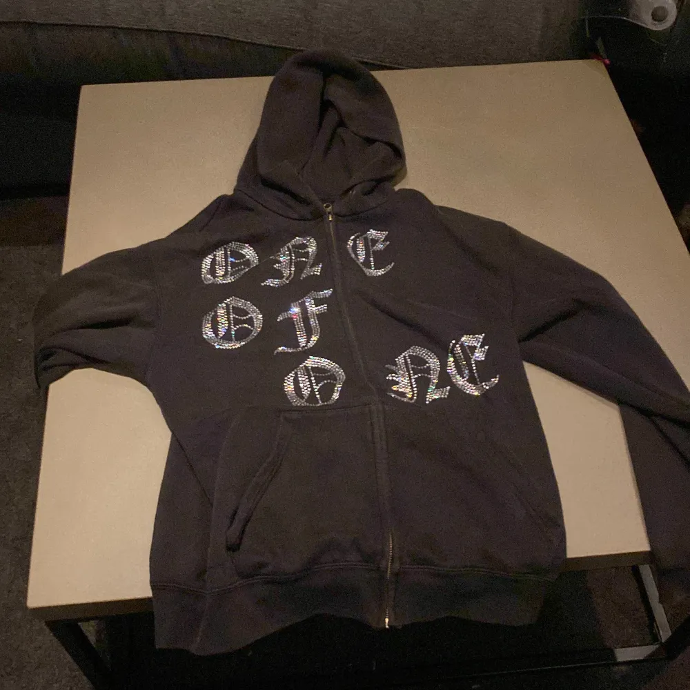 One of one hoodie köpt för 1500, den är i bra skick då ingen av paljetterna ramlat av. Priset är ej hugget i sten. Hoodies.