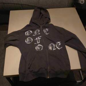 One of one hoodie köpt för 1500, den är i bra skick då ingen av paljetterna ramlat av. Priset är ej hugget i sten