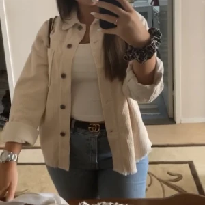 Manchesterjacka - En ljus, nästan vit manchesterjacka som är hyfsat tunn, perfekt för hösten. Köpt någon månad sen på Zara. Använd vid några tillfällen under våren. Perfekt nu inför hösten. 