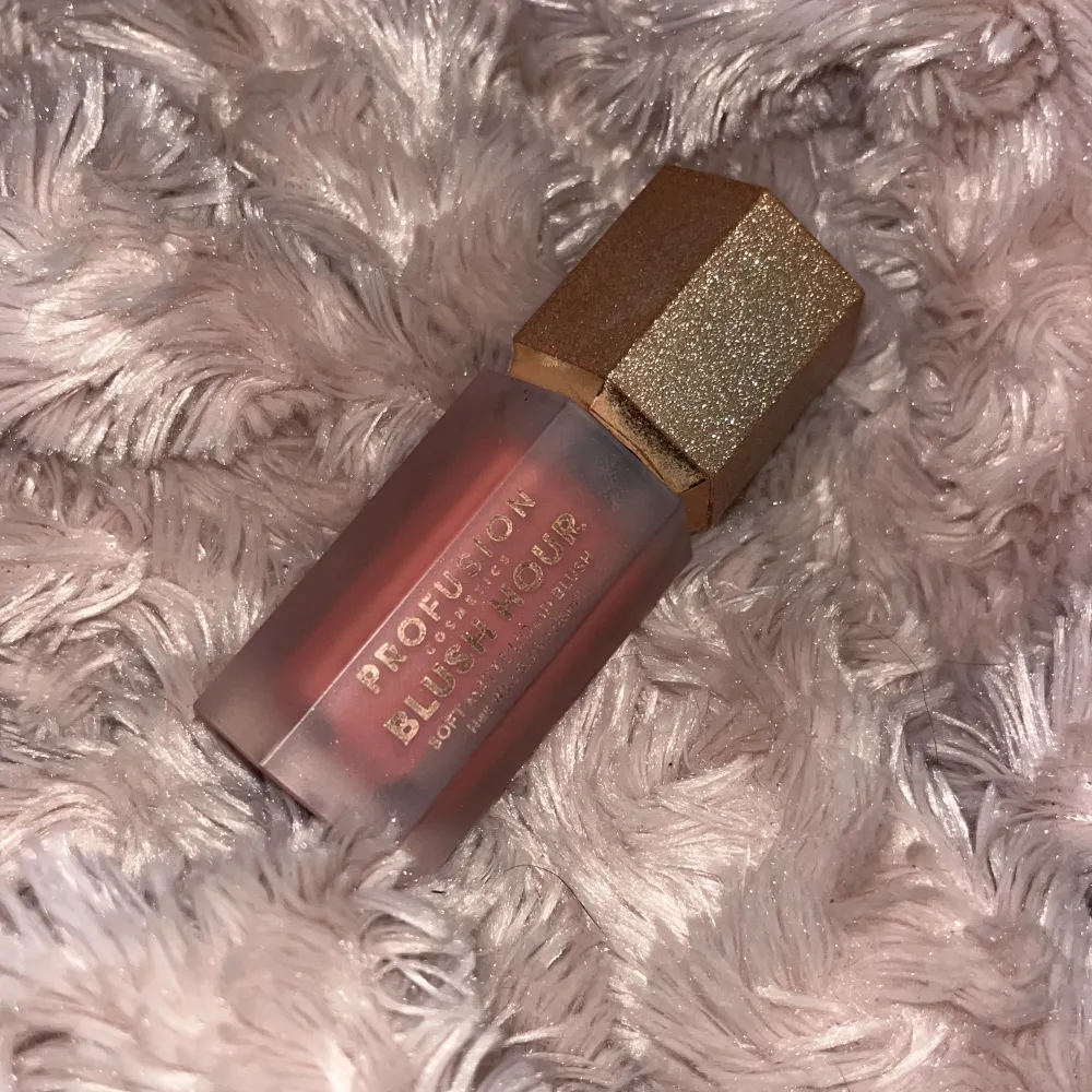 Hej säljer detta cream blush från normal. Köpt för ca 65kr. Använd ca 3-4ggr. Fin coral-rosa färg. Inte så pigmenterad men fin och går att bygga upp och du tar lite mer produkt.. Muu.