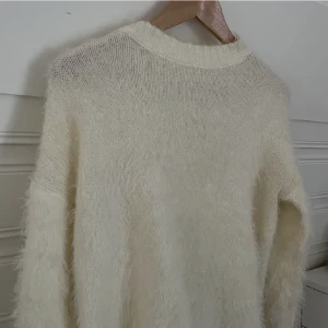 Stickad tröja - Vit fluffig stickad tröja till vintern och hösten. Så mysig och oanvänd.