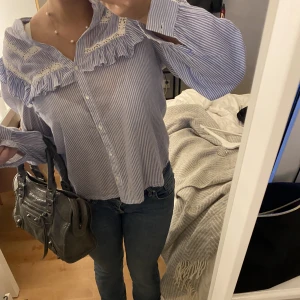 Blus - Säljer denna jätte fina blus som aldrig är använd, säljer den för att den inte kommer till användning.🫶🫶
