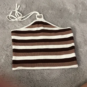No shoulder topp - En fin sommar topp som man knyter runt nacken. Aldrig använt. 