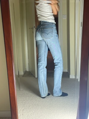 Levis 501 - Mina perfekta 501or som har blivit för små. Mellanblå/ljusblåa i färgen.  Skriv gärna om du undrar om storlek i cm☺️