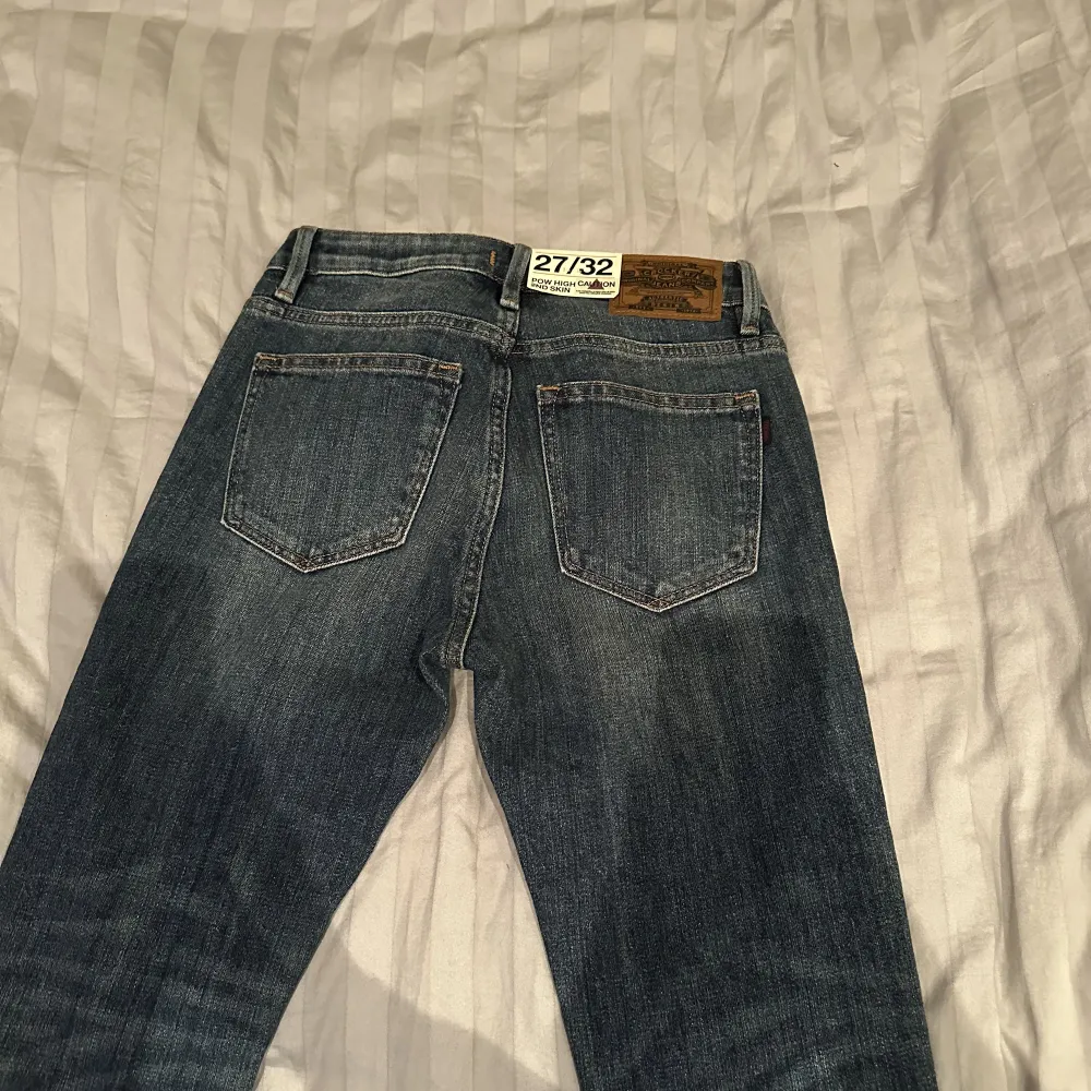 Helt nya Blåa Crocker jeans i storlek 27/32. Aldrig använda och prislappen sitter kvar. Köpta för 599. Pow high.  OBS! Kan vara lite små i storleken. Jag har i vanliga fall 27 i midjan, men dessa får jag inte på mig. . Jeans & Byxor.