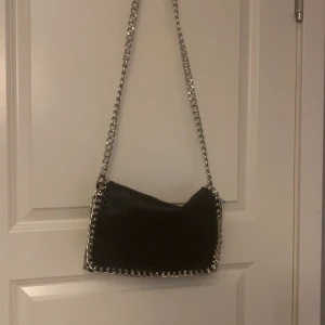 väska  - en svart tiamo väska i mycket bra skick.