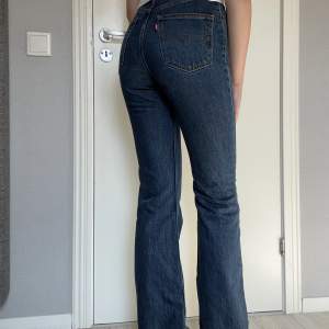 Säljer mina högmidjade jeans från Levi’s. De är i nyskick och använda fåtal gånger. Nypris: 1300 kr Nu: 250 kr