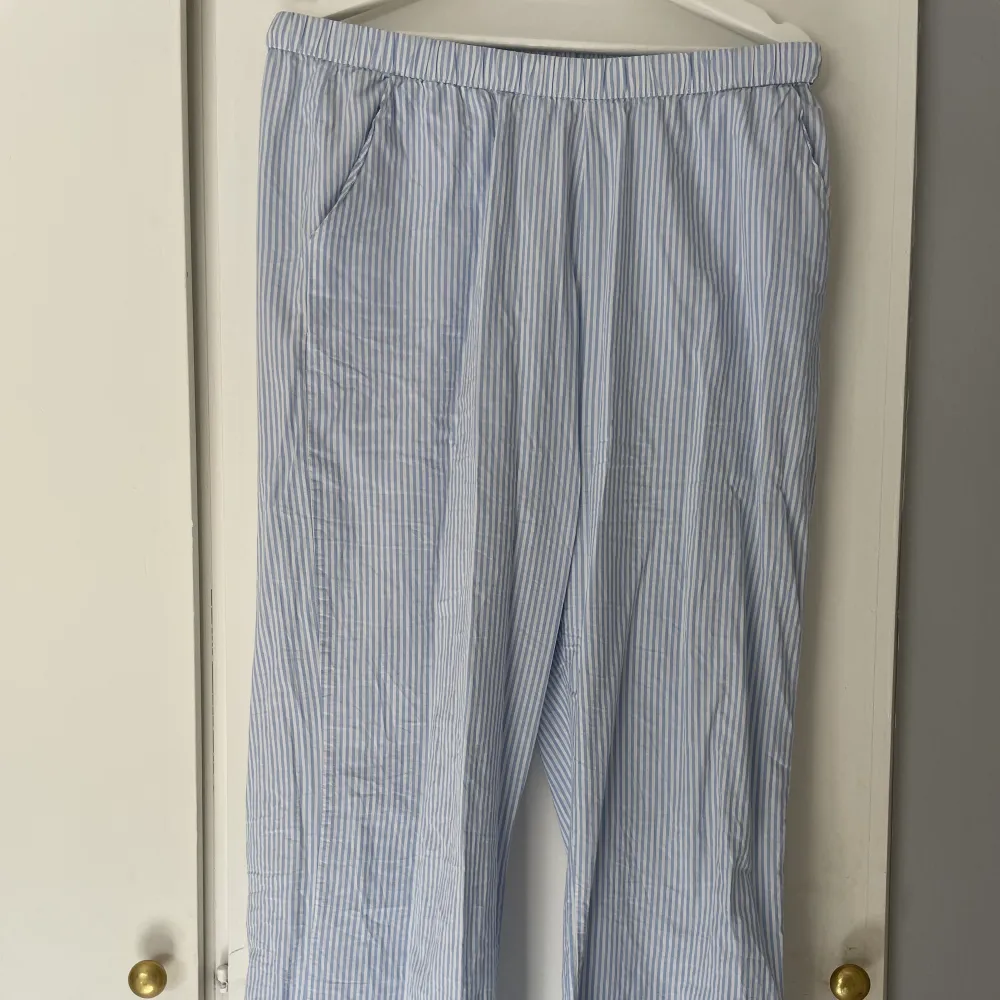 Randiga vida pyjamasbyxor från Kappahl i storlek M.. Jeans & Byxor.