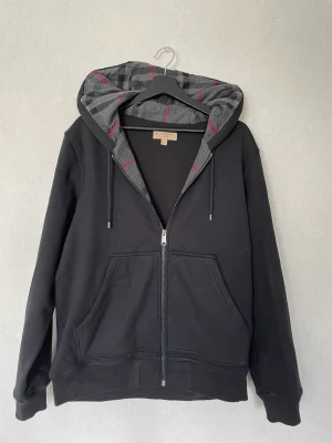 Burberry kofta - Säljer burberry kofta i färgen svart storlek L men passar även M. Snygg model som inte säljs längre nypris 6499 men säljer för 2800. Skick 9/10