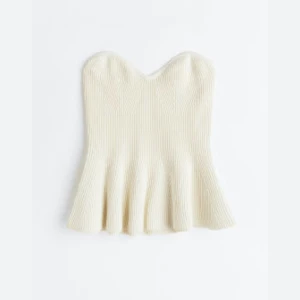 SÅ FIN PEPLUM TOPP💞 - Säljer denna otroligt fina SLUTSÅLDA peplum toppen från hm💞köptes för 249. Använd max 3 ggr men som man kan se på sista bilden sticker små tråd öglor upp, detta pga min katt. Det går nog enkelt att stoppa in igen!! Pris kan självklart diskuteras💞