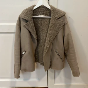 Beige vårjacka  - En beige din vårjacka från H&M. Storlek 40 men passar 36-40 beroende på hur man vill att den ska sitta☺️