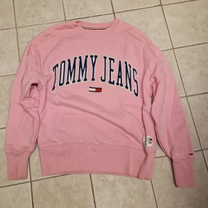 Tommy hilfiger sweatshirt - Storlek xs/S . Använd men är i fint skick