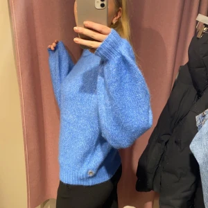 Stickad Tröja  - Stickad tröja från Vero Moda som ej går att köpa på hemsidan längre, storlek M men sitter bra på mig som vanligtvis har S☺️ Superfin nu till hösten!🍂 (Köpt för 500kr)