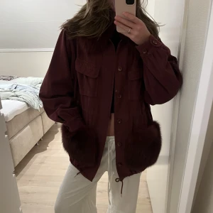 Custommade jacka - Intressekoll på denna fina limited jacka som inte går att köpa längre. Inga defekter och super fin färg! 