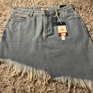 En jättefin jeans kjol från Tommy jeans i nu skick orginal pris 1100 säljer för 400