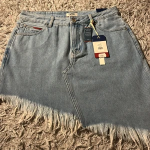 Jeans kjol - En jättefin jeans kjol från Tommy jeans i nu skick orginal pris 1100 säljer för 400
