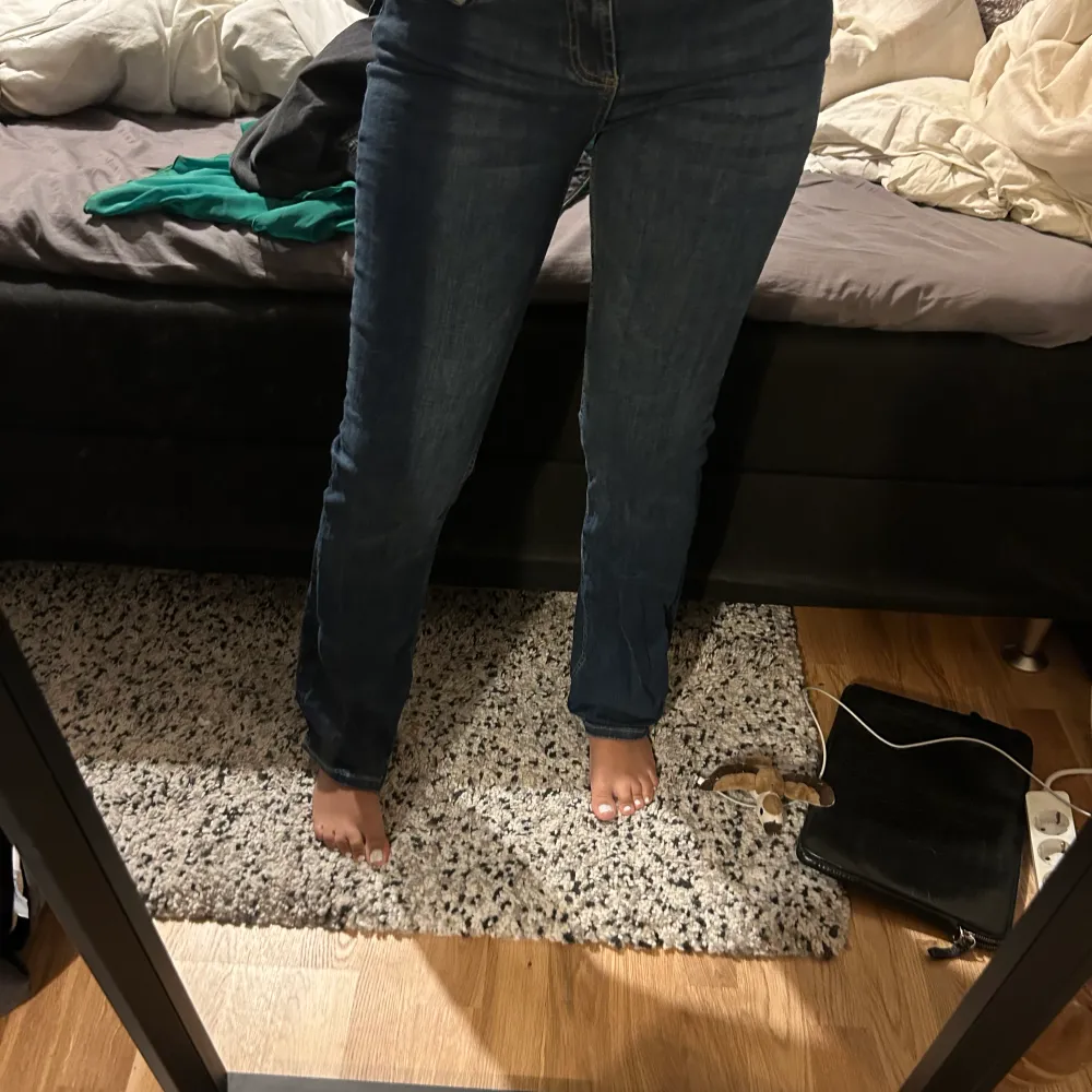 Low waist bootcut jeans från Zara, använda två tre gånger. Säljer pga ingen användning. . Jeans & Byxor.