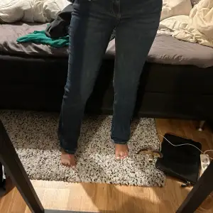 Low waist bootcut jeans från Zara, använda två tre gånger. Säljer pga ingen användning. 