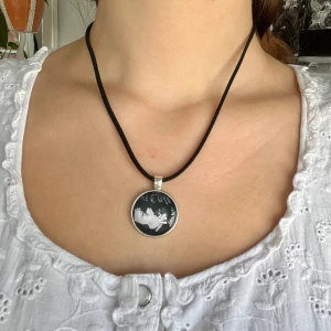 The Cure halsband - Handgjort The Cure halsband 💕 Frakt: 15kr eller 29kr spårbart. Jag kan göra mer av dessa om flera är intresserade. Jag gör också sånna här halsband men med valfri bild 😚