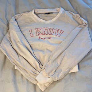 Rosa tröja med text tryck - Vanlig rosa tröja med text tryck där de står ” I KNOW I’m smart” 