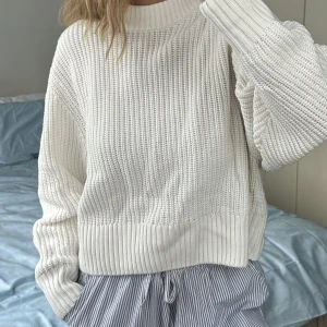 Vit stickad tröja  - Använd en gång och i perfekt skick