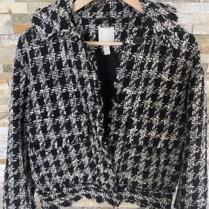 Tweed jacka  - En tweed jacka från h&m. Har en liten och blek fläck på framsidan, men det är inget som syns.   Säljer den för att den inte längre passar