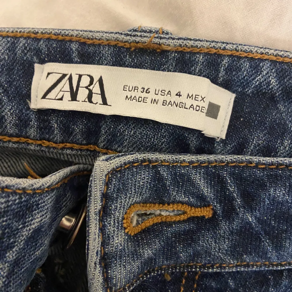 Blåa jeans från Zara med medelhög midja, modellen är bootcut/flare . Jeans & Byxor.