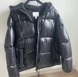 Hm vinterjacka - Skitsnygg jacka jag köpte på plick för 400 som tyvärr va för stor för mig. Den var köpt förra året och använd 2 gånger. Frakt tillkommer. Lånade bilder