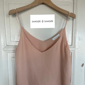 Rosa linne från Samsøe - Super fint linne i flowig passform från märket ”Samsøe Samsøe”   Säljer massa saker då jag flyttat. Möts upp om så önskas! Kika gärna min sida för super mycket fina plagg!!❤️