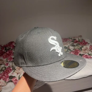 New era fitted keps - New era fitted keps i underbart skick använd 2-3 gånger efter dom storleken inte passade mig 